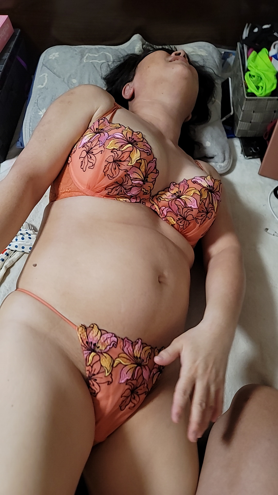 人妻の過激な下着姿画像