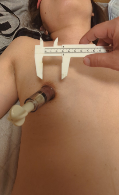 貧乳デカ乳首のサイズ計測