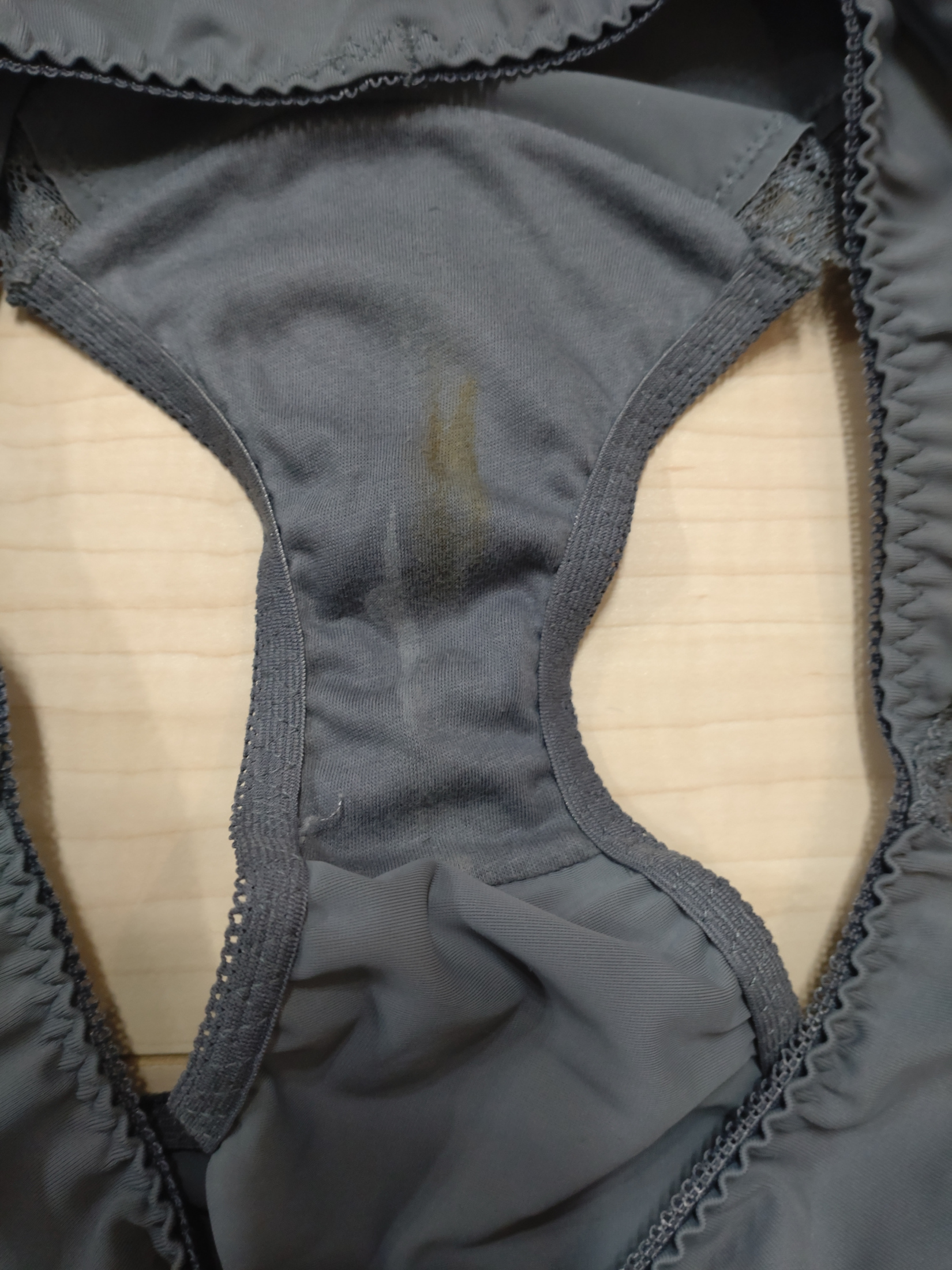 盗撮洗濯前下着  jk妹の洗濯前の下着の乾いたクロッチ盗撮エロ画像|エロの境界線