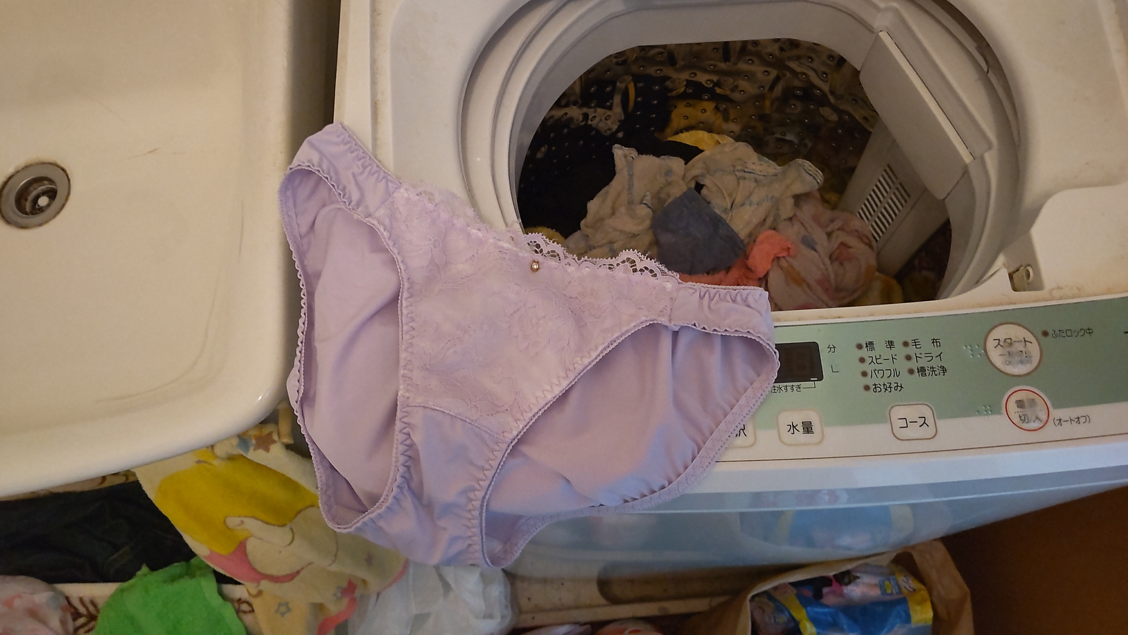 妻の洗濯前パンツの画像その1