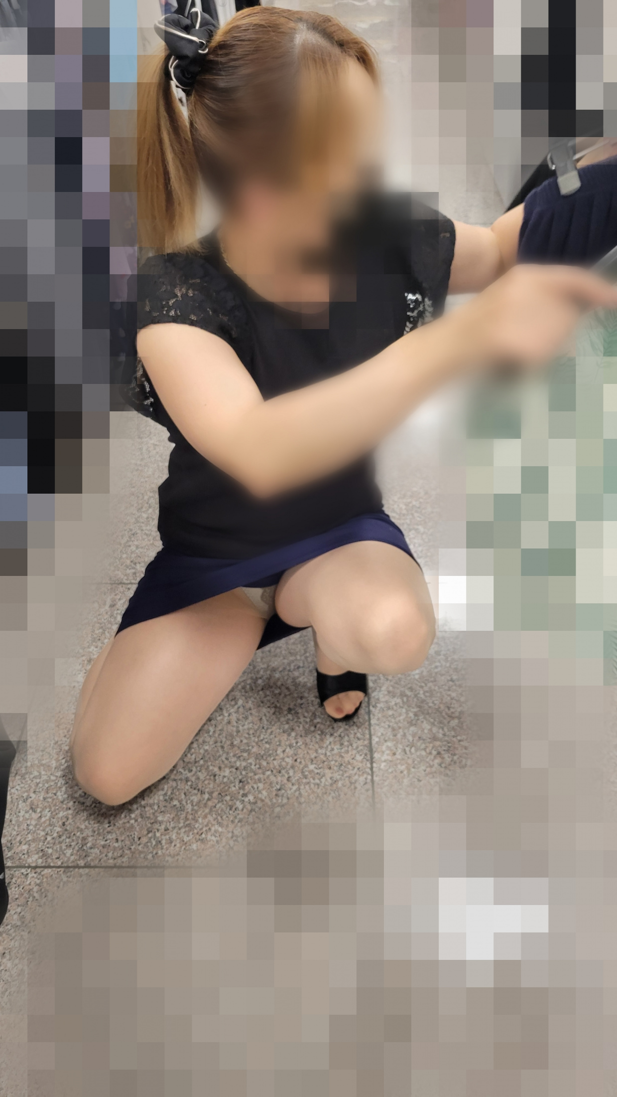 パンチラと脚を視姦されにの画像その2