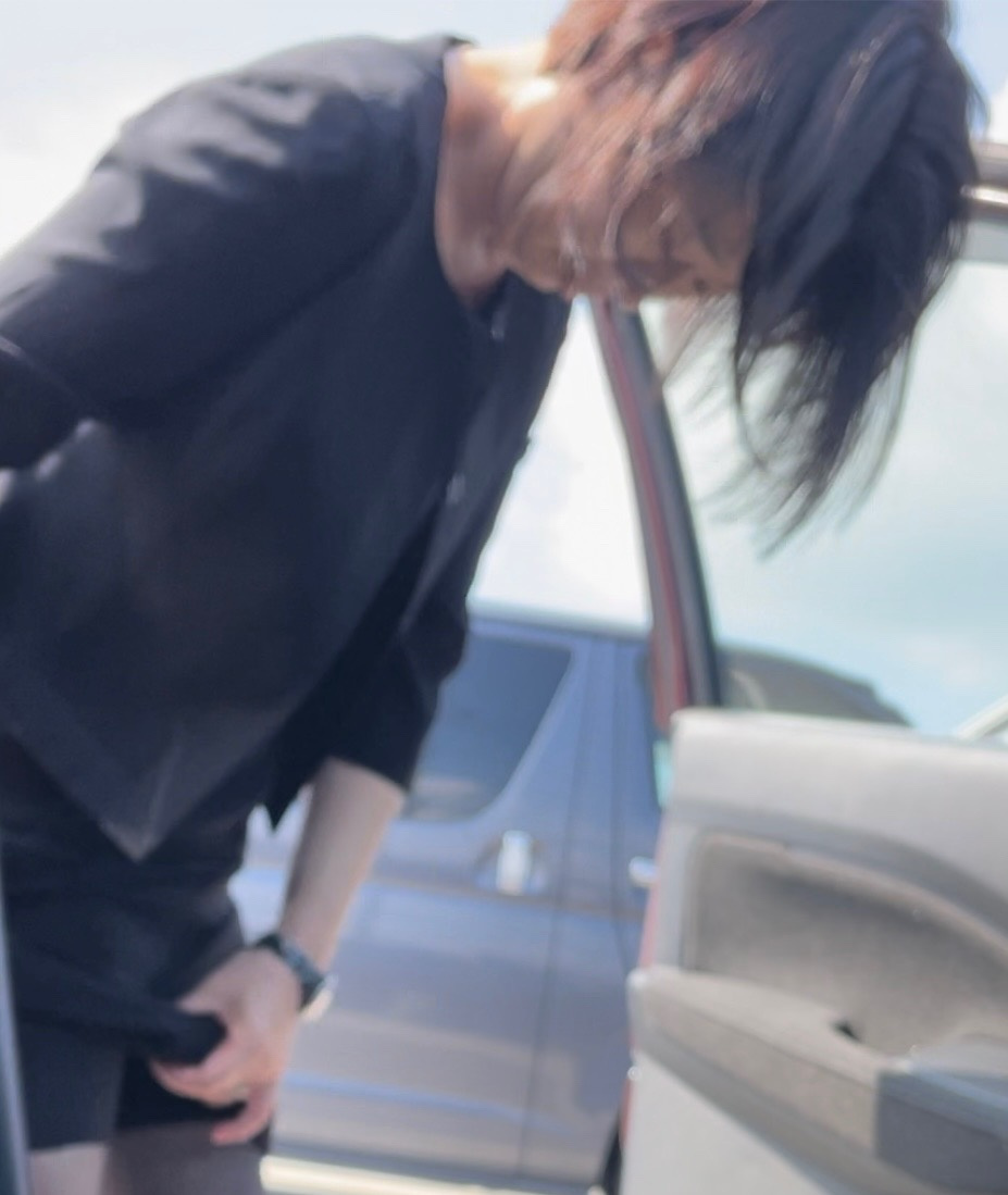 車で喪服に着替え中の画像その4