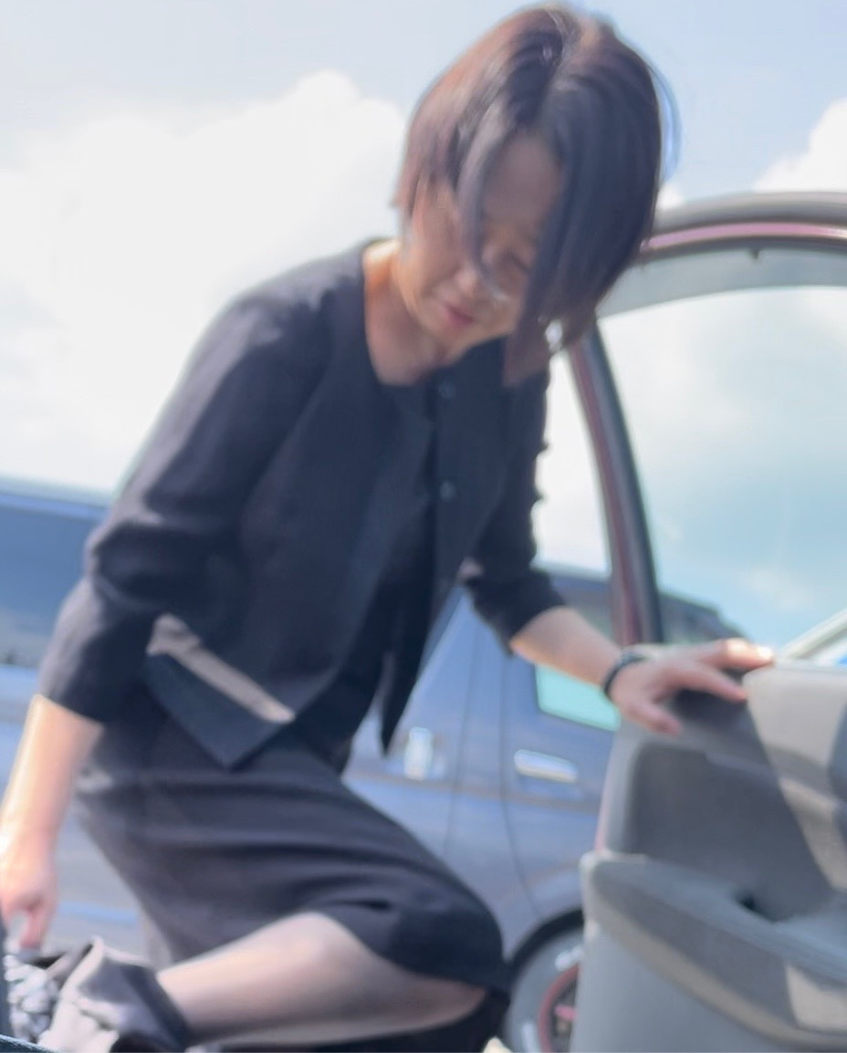 車で喪服に着替え中の画像その5