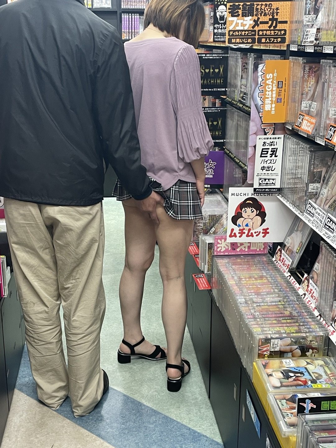 アダショでパンチラの画像その4