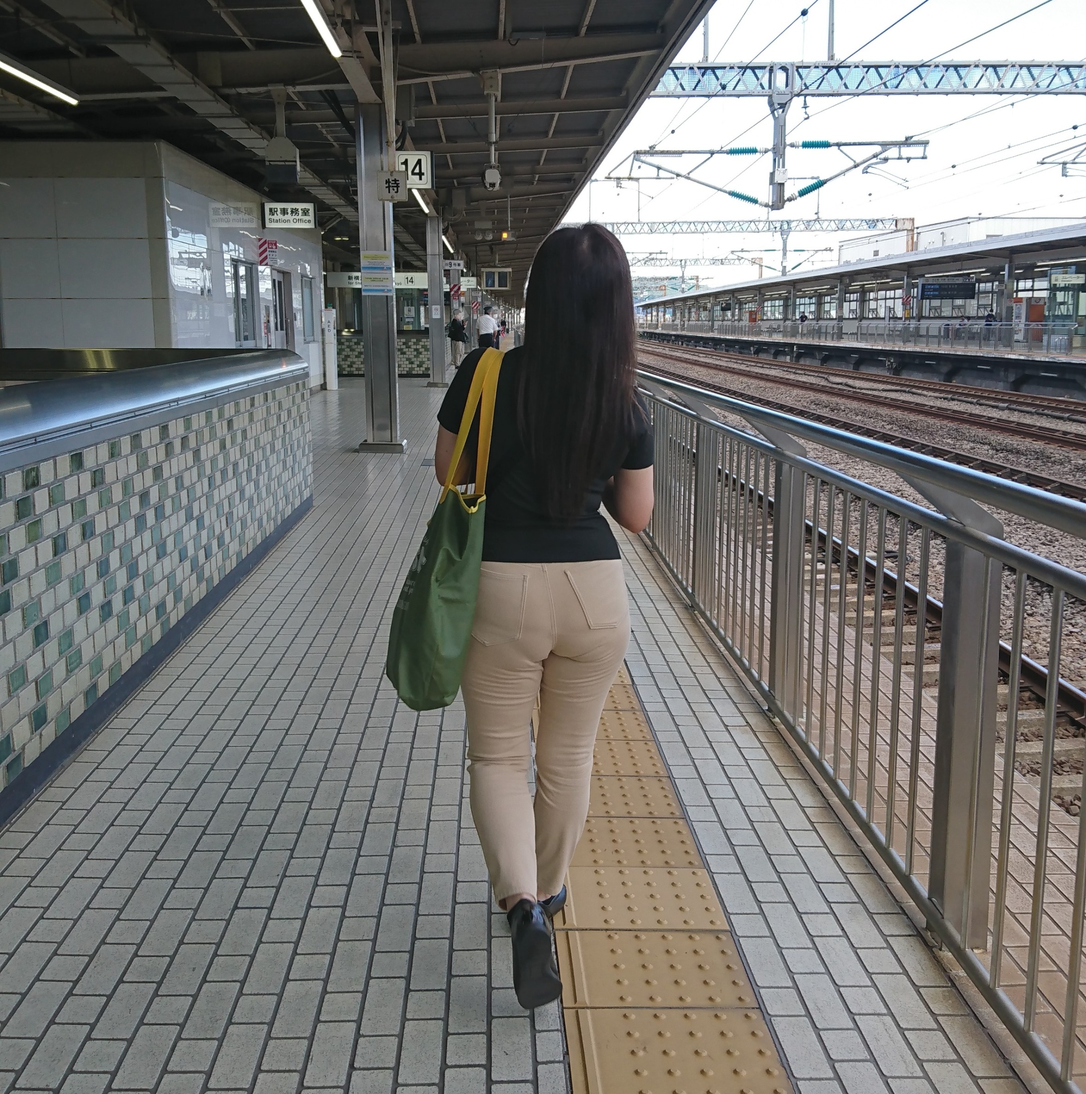 小田原駅🚄を…巨尻がゆく🍑の画像その1