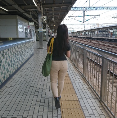 小田原駅🚄を…巨尻がゆく🍑