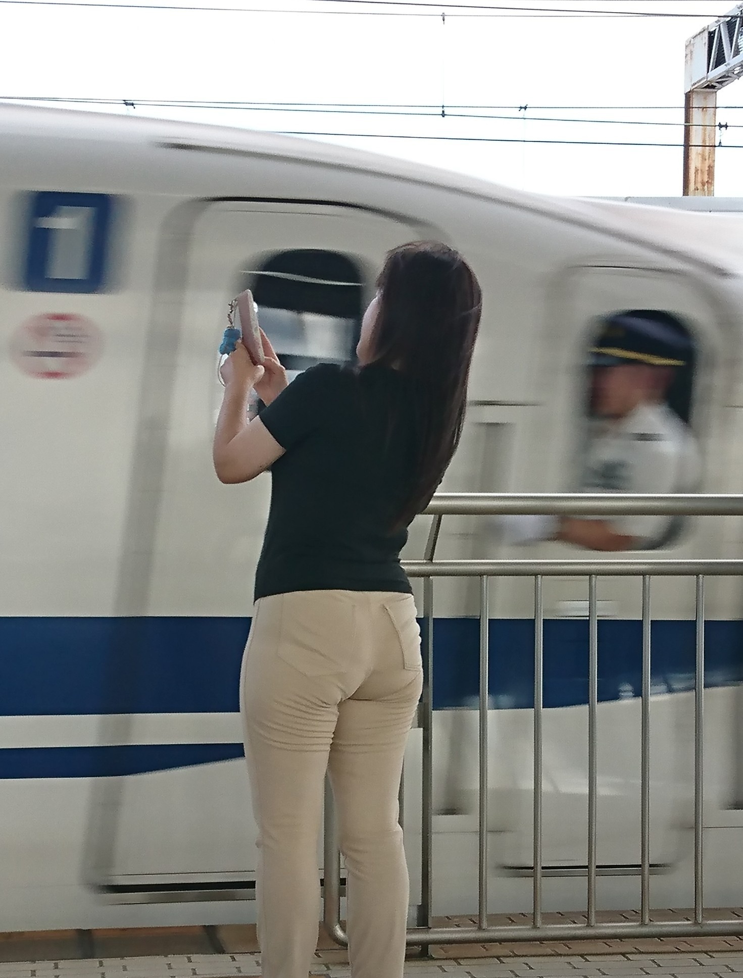 小田原駅🚄を…巨尻がゆく🍑の画像その3