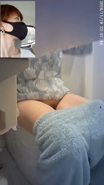 初トイレ盗撮(顔出し画)