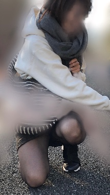 教師妻の黒ストしゃがみ