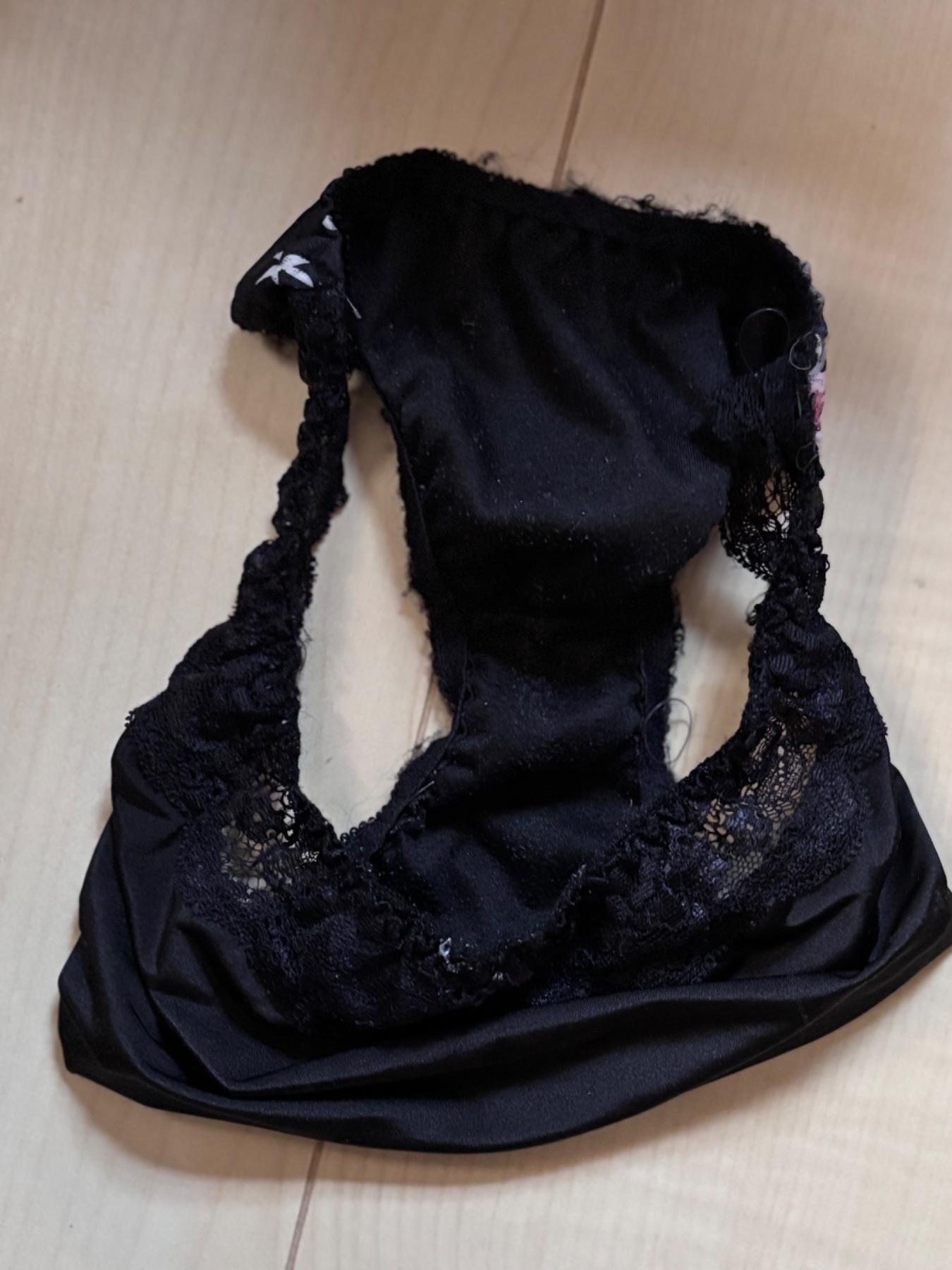 4児妻の下着を巻きつけての画像その2