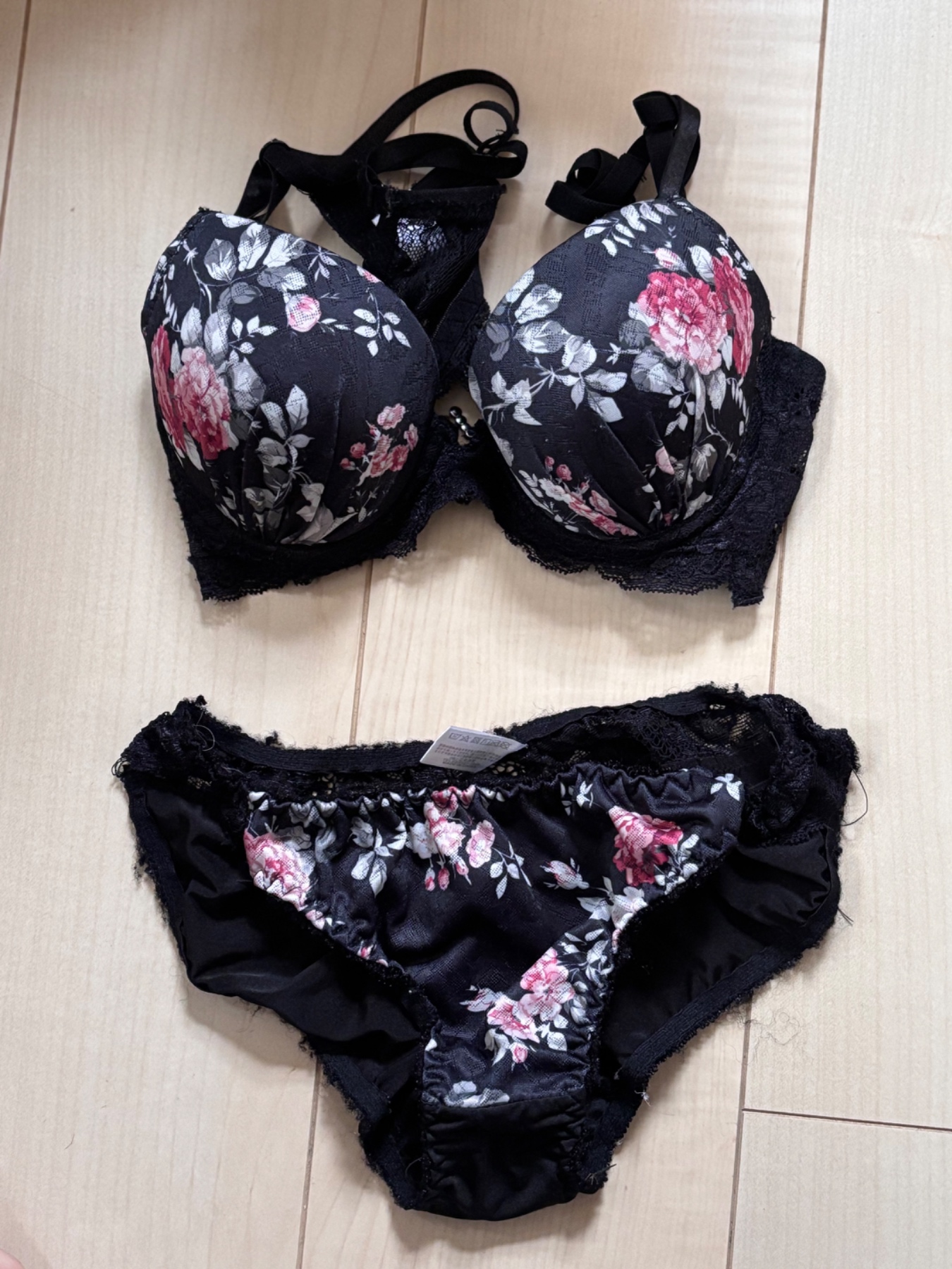 4児妻の下着を巻きつけての画像その1