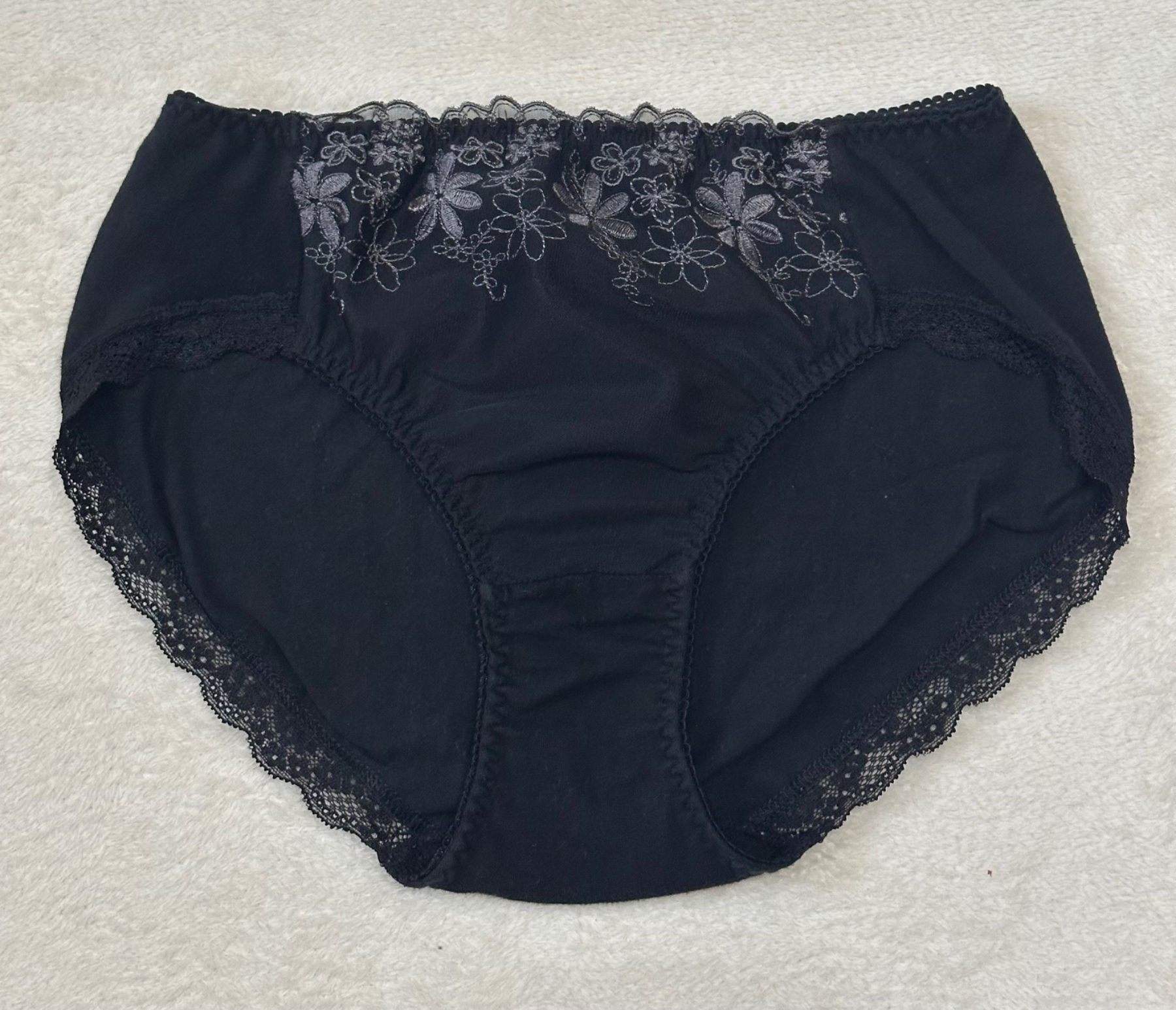 真面目妻の怪しい下着の画像その3