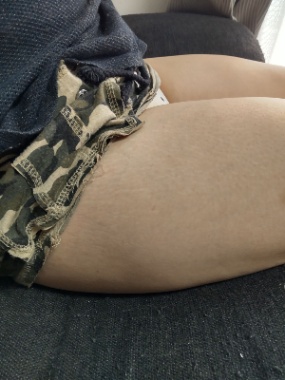 ソファーでぱんちら