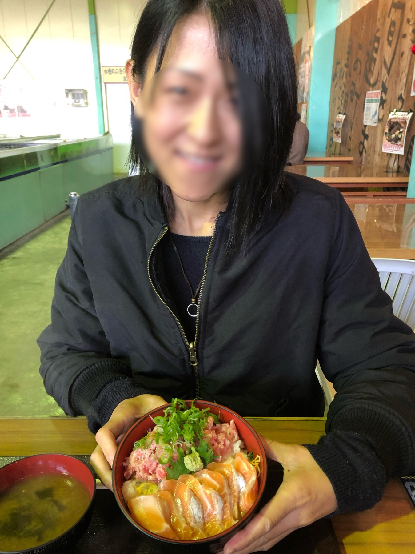 海鮮丼と妻の黒アワビの画像その1