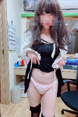 初めての夜の公園で…