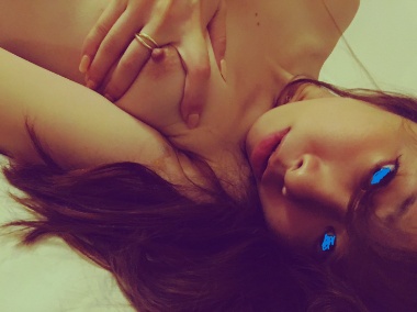 旦那の居る自宅から自撮り