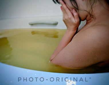 昼間から湯に浸かる妻。