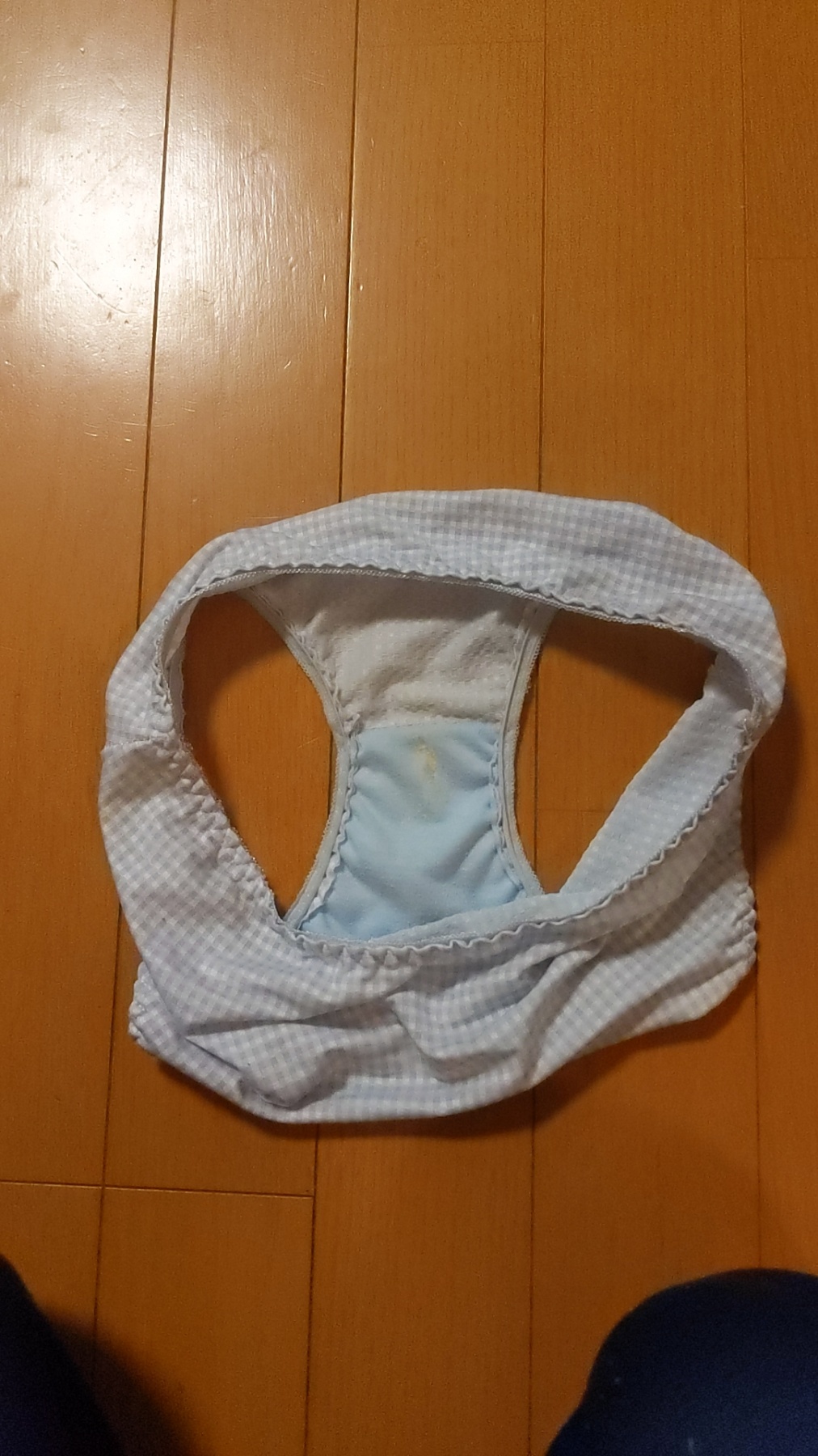 妻チェックパンティの画像その2