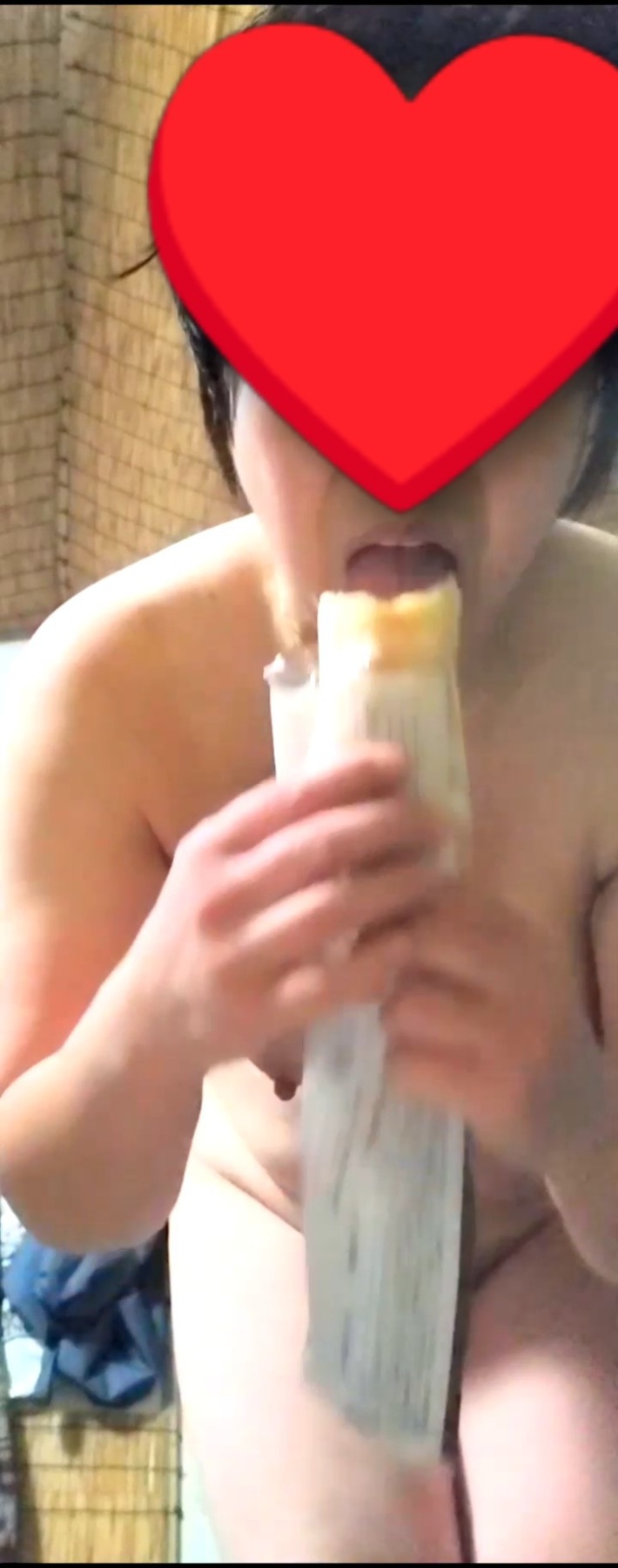 全裸でパン食べてますの画像その3