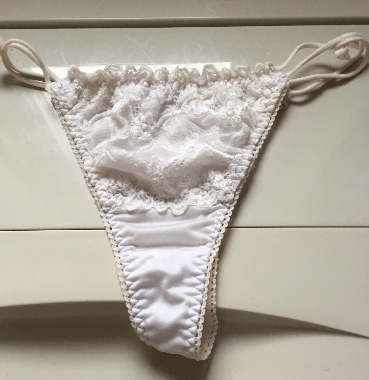 毛玉の白紐Ｔバック