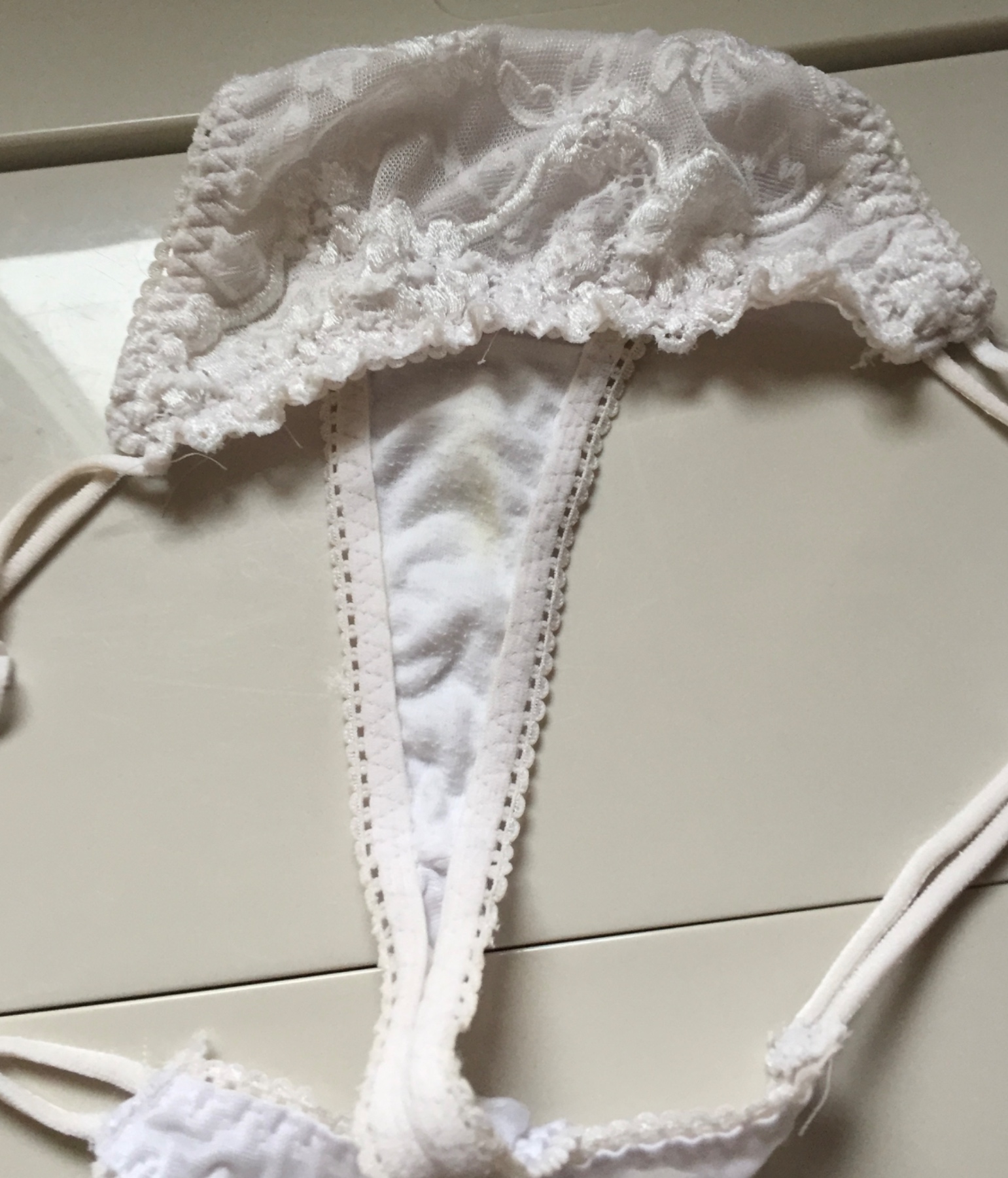 毛玉の白紐Ｔバックの画像その2