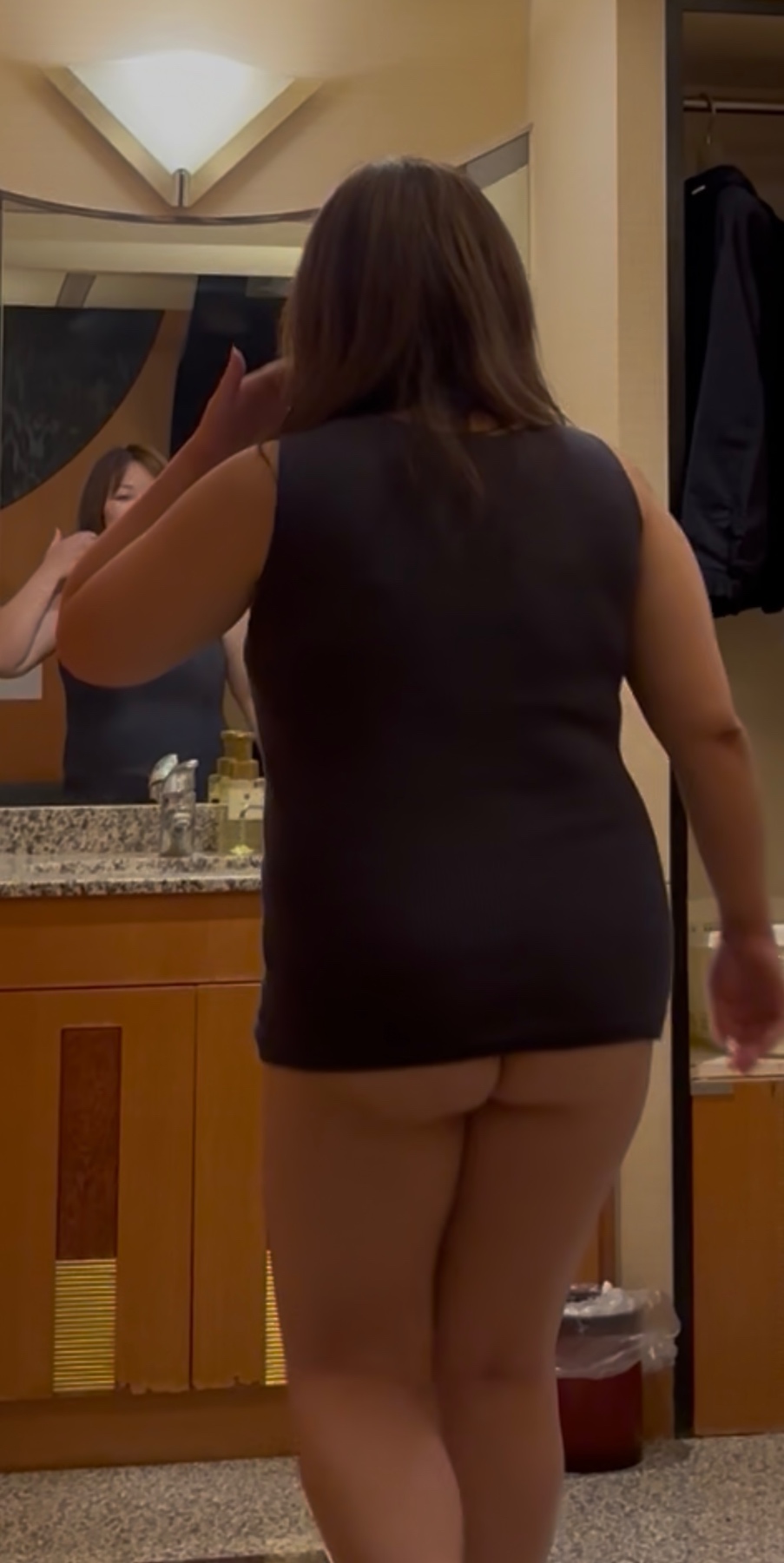 Gカップ熟女妻の半尻姿の画像その2