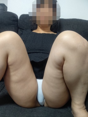 ソファーでくつろぐ妻