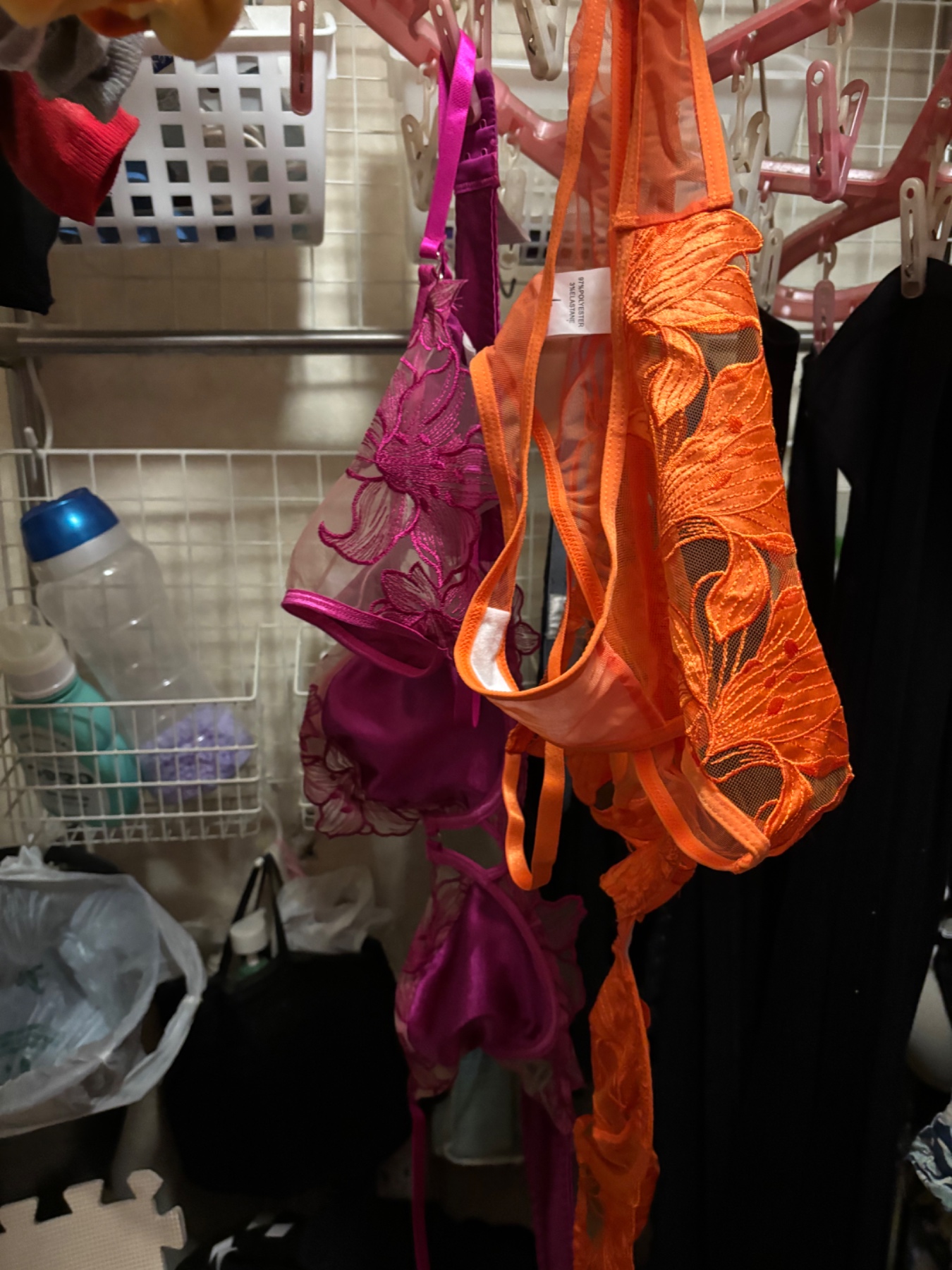 派手なTバックの画像その1