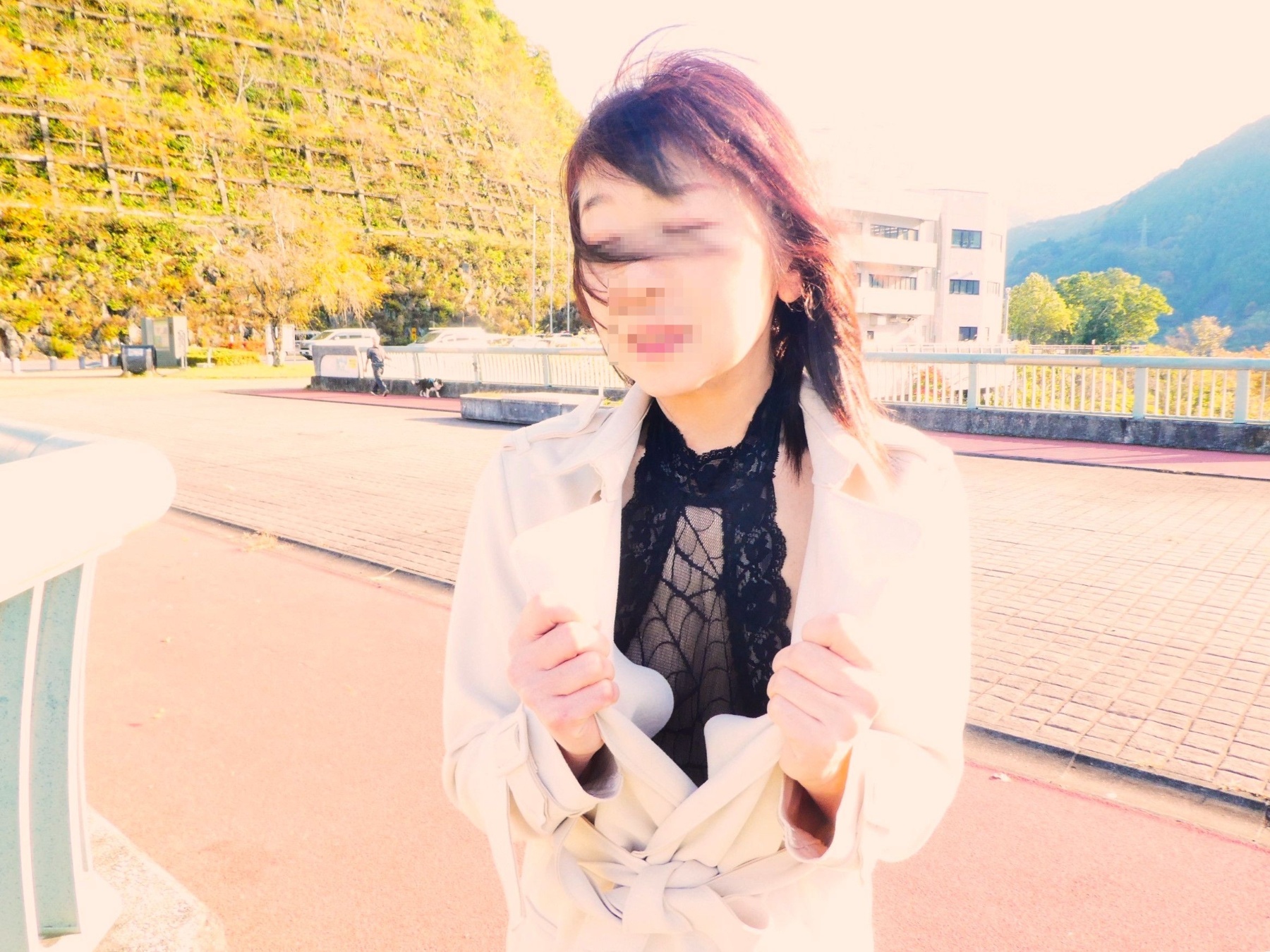 野外での蟲姦妻の画像その2