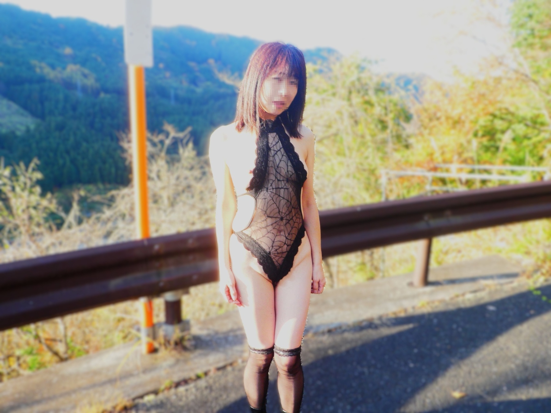 野外での蟲姦妻の画像その4