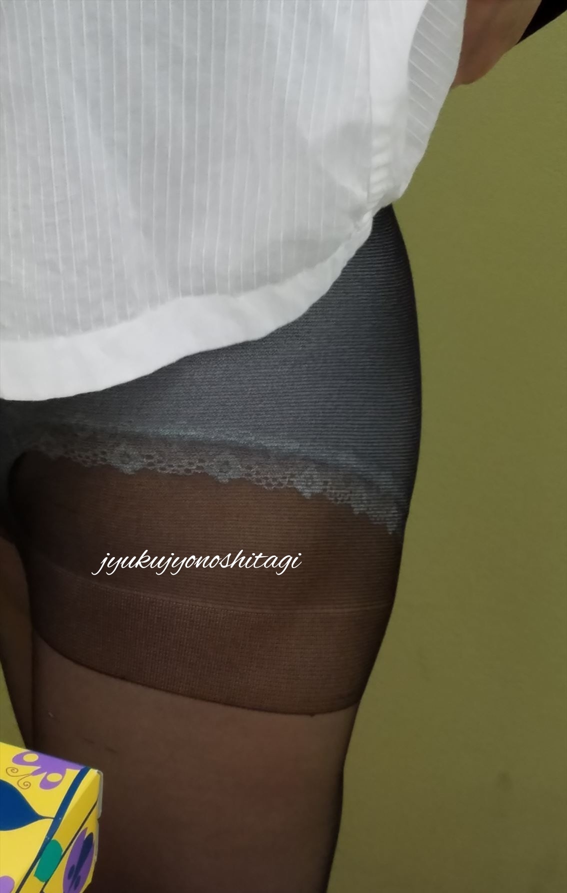 パート主婦の黒ストの画像その3