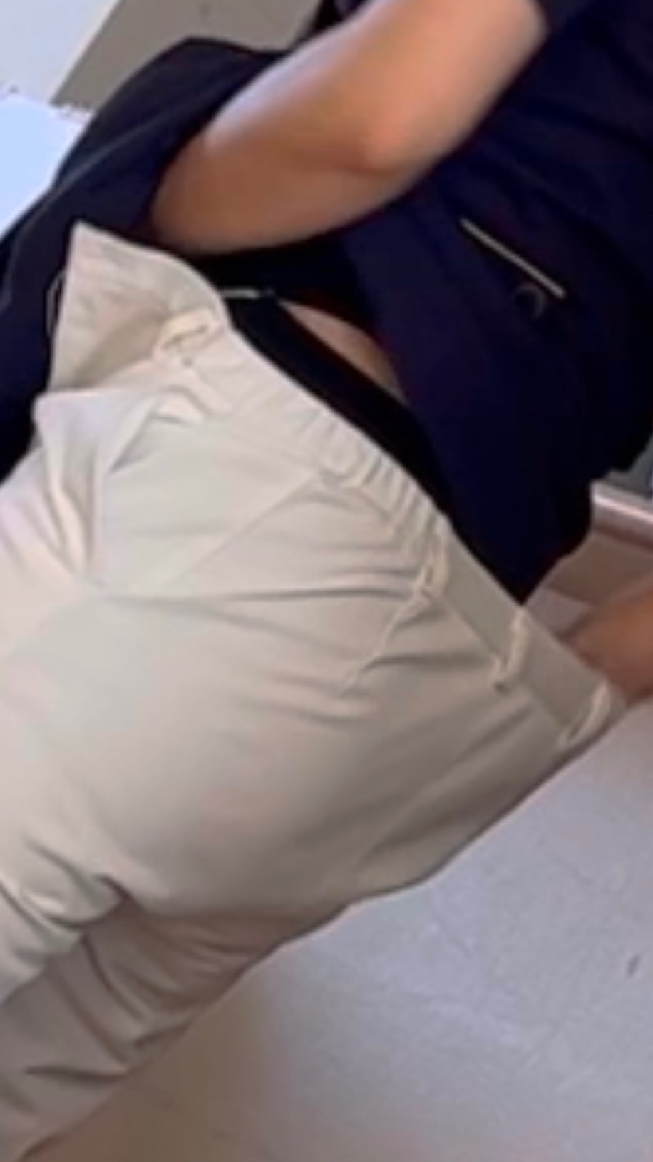 制服姿のレス妻の画像その3