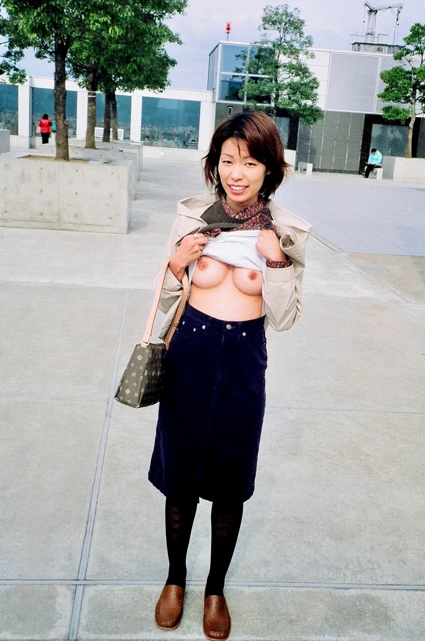 雑踏の中で美乳晒しの画像その4