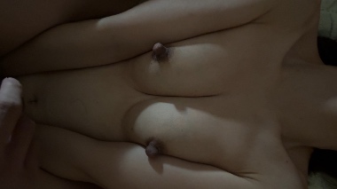 妻のおっぱい見てください