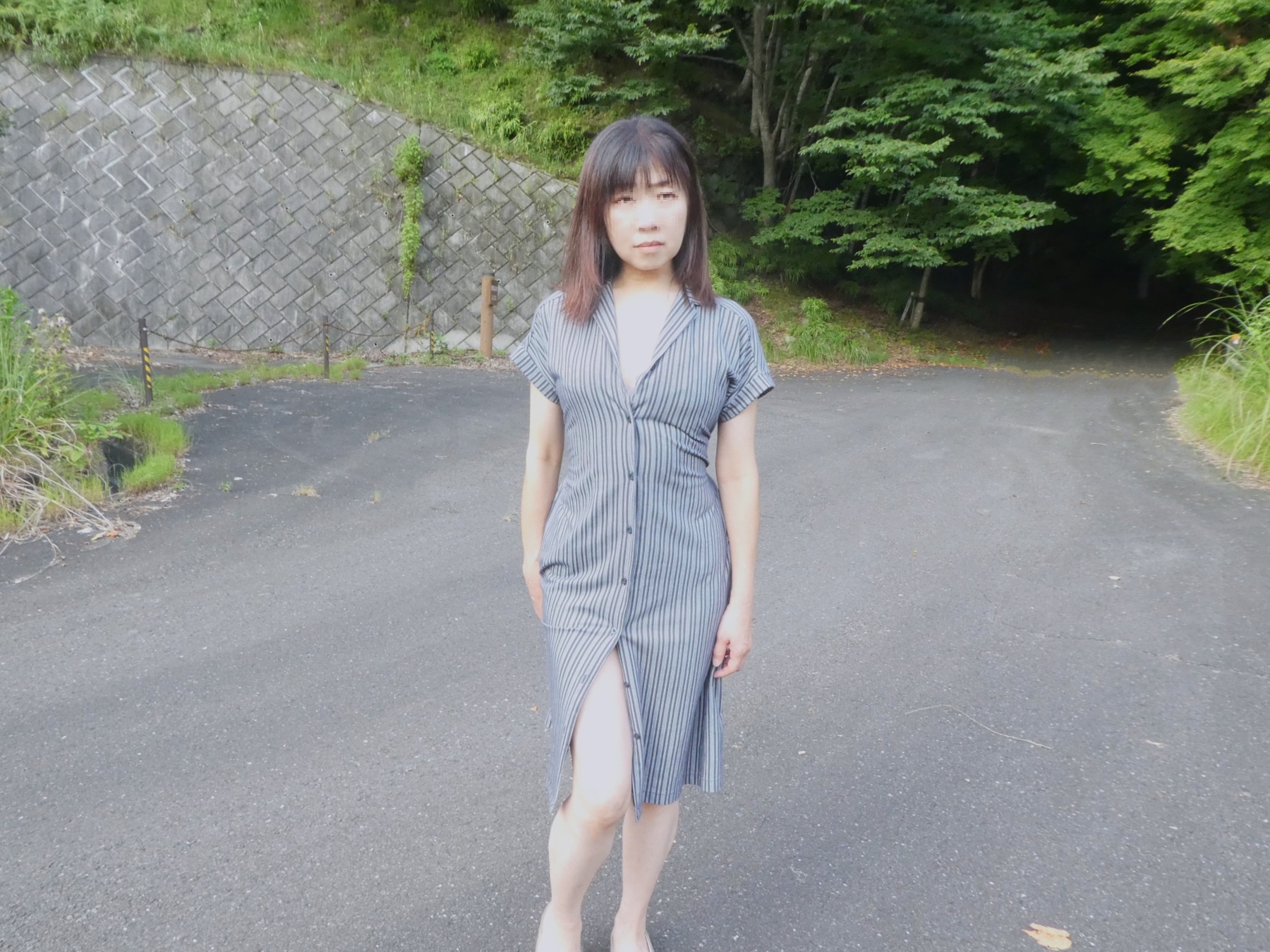 脱いでいく妻の画像その1