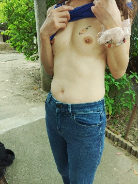 ご主人様にタトゥーシールを貼っ