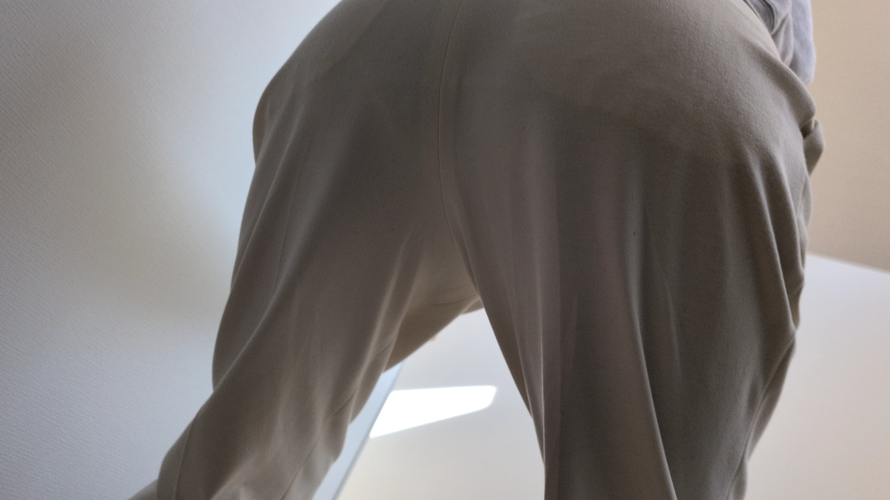 看護師妻の着衣尻の画像その3