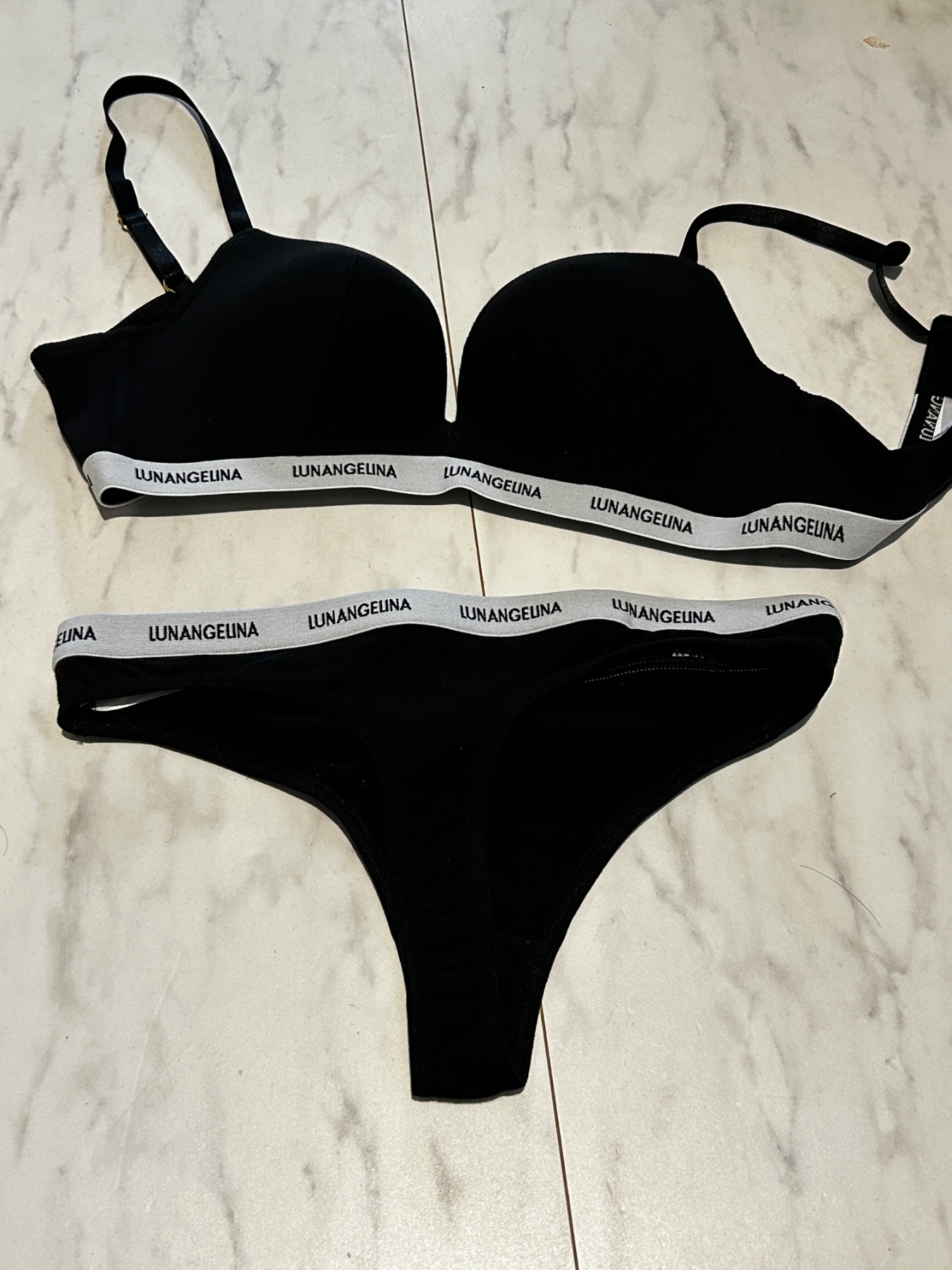 人妻保育士のパンティの画像その3