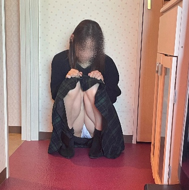 しゃがみ、座りパンチラ