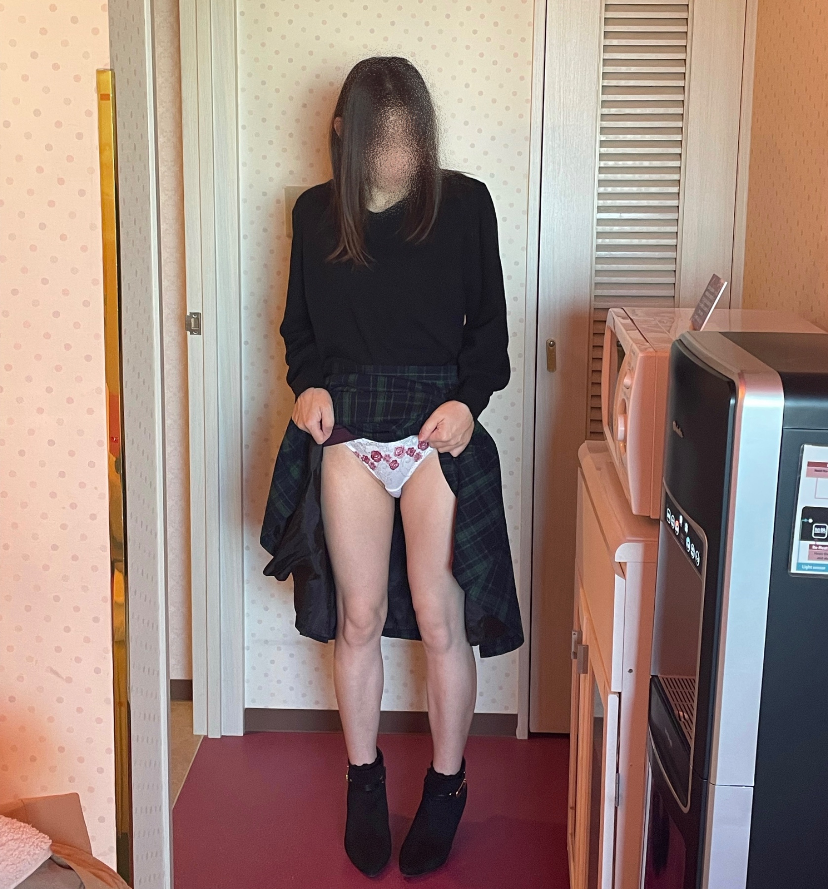 しゃがみ、座りパンチラの画像その2