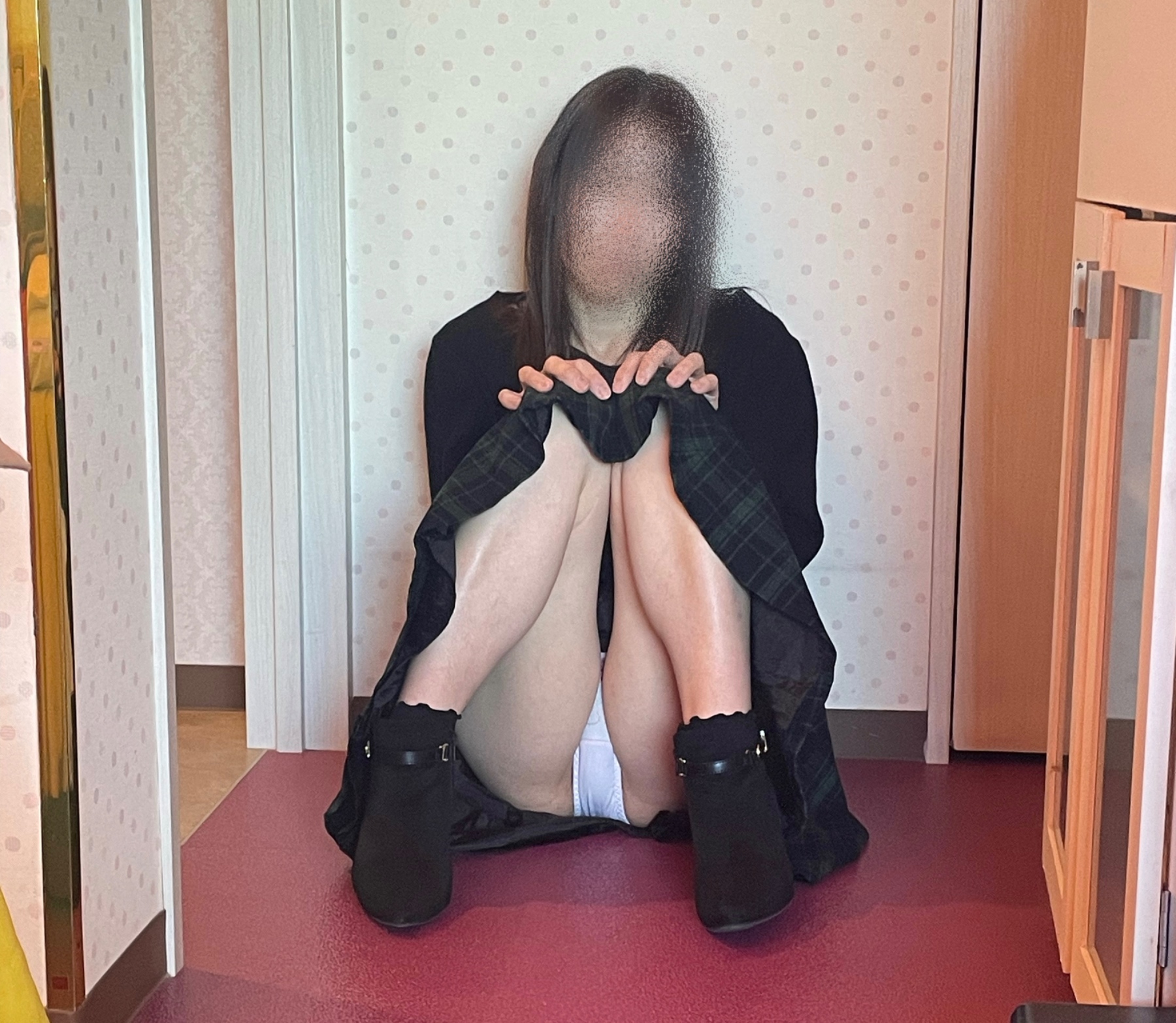 しゃがみ、座りパンチラの画像その4