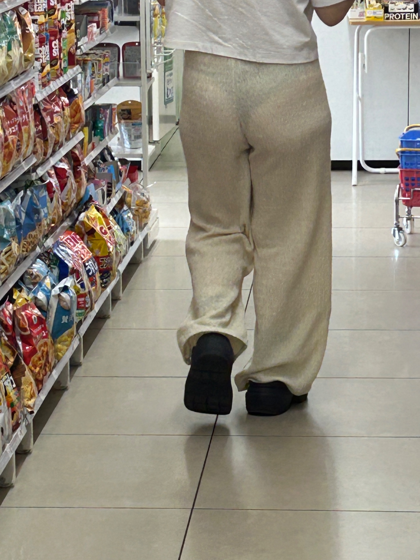 夏のコンビニでおもちゃ挿れながの画像その2