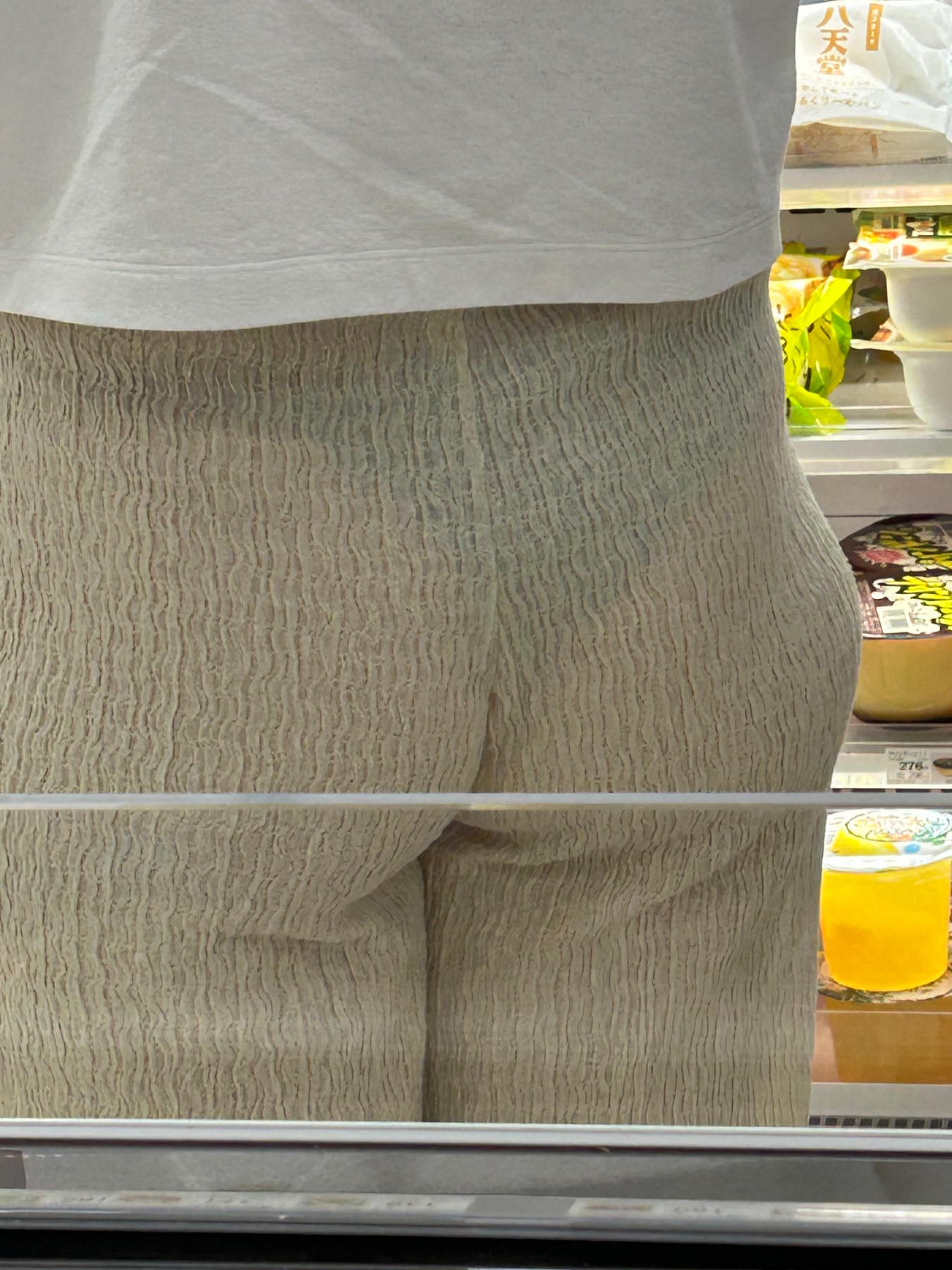 夏のコンビニでおもちゃ挿れながの画像その3