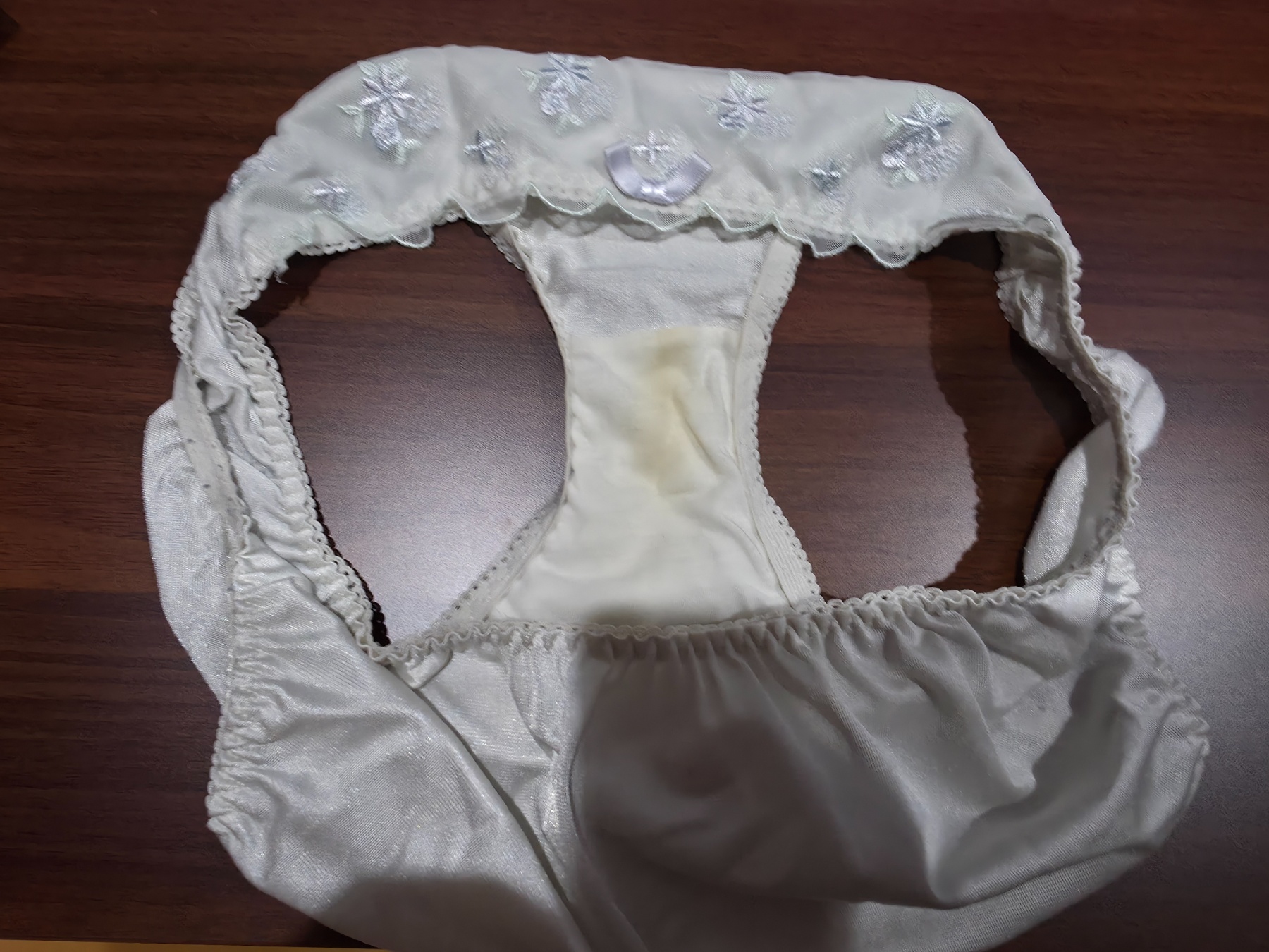 24歳妻のパンツの画像その1