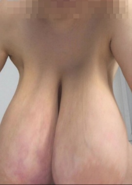 だらしなく垂れ下がったウシ乳