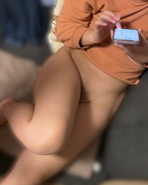 半裸で過ごす20代妻