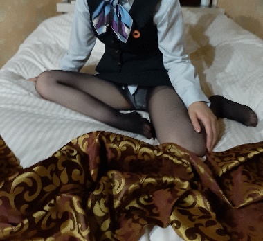 妻の仕事着でのパンチラです。