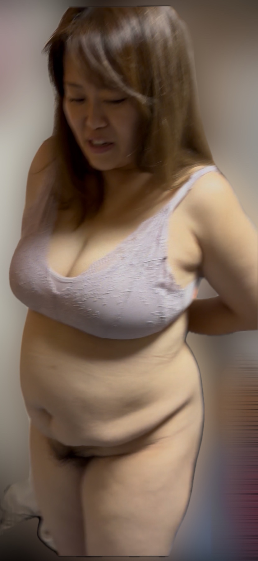 下着1枚のみ着用させた妻の半裸の画像その4