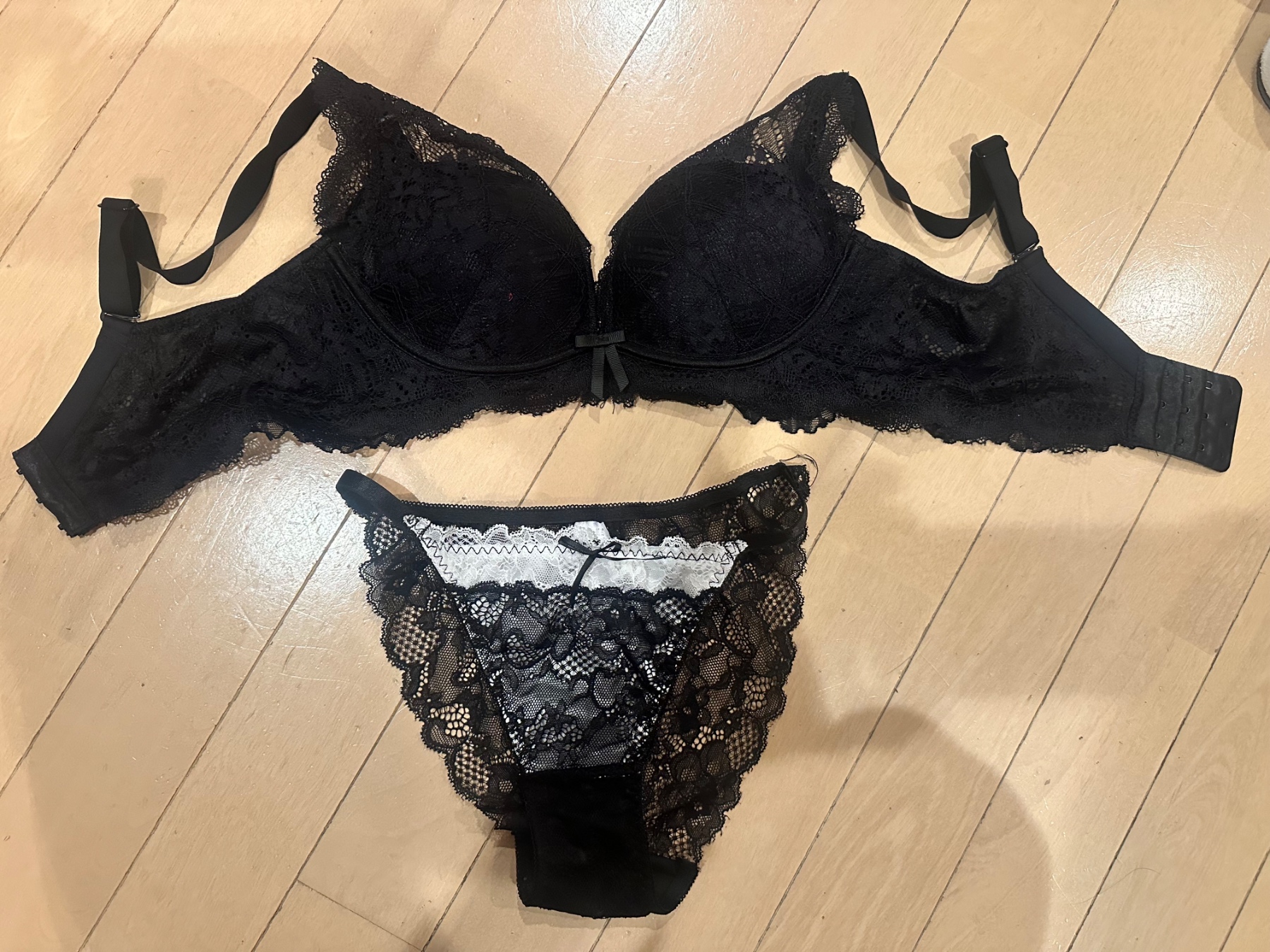 保育士妻の脱ぎたての画像その1