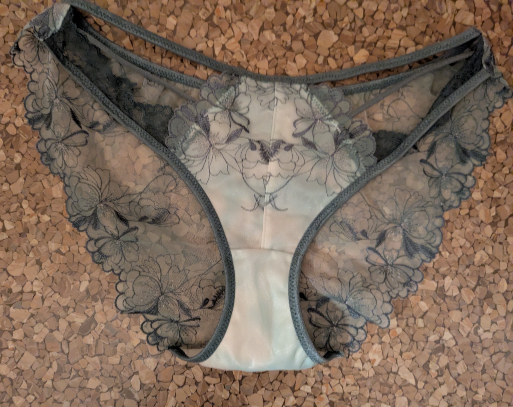 昨夜のセックス用パンティの画像その1